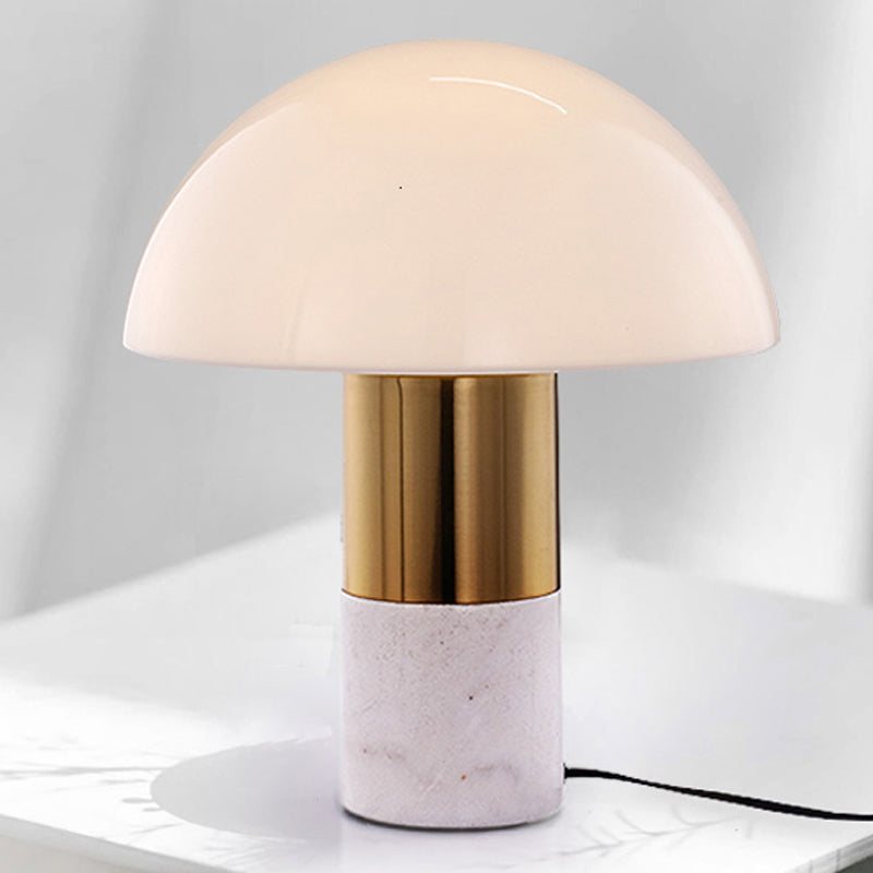 LumoSphere - Elegant kuppelbordslampe med mælkeagtig glasskærm