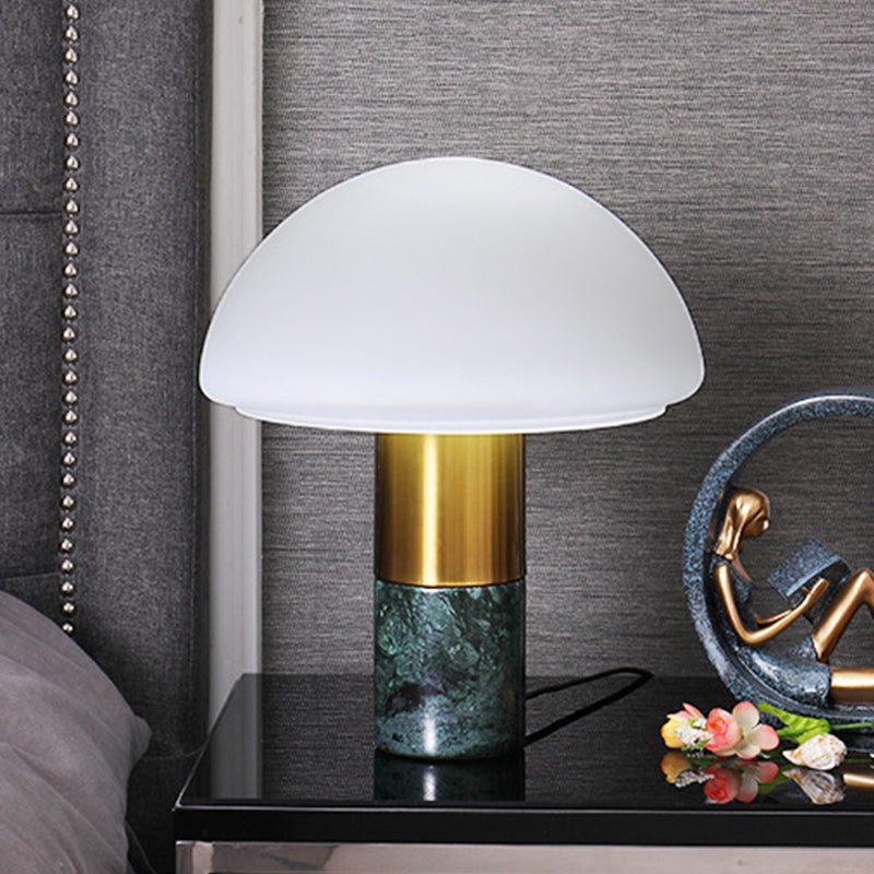 LumoSphere - Elegant kuppelbordslampe med mælkeagtig glasskærm