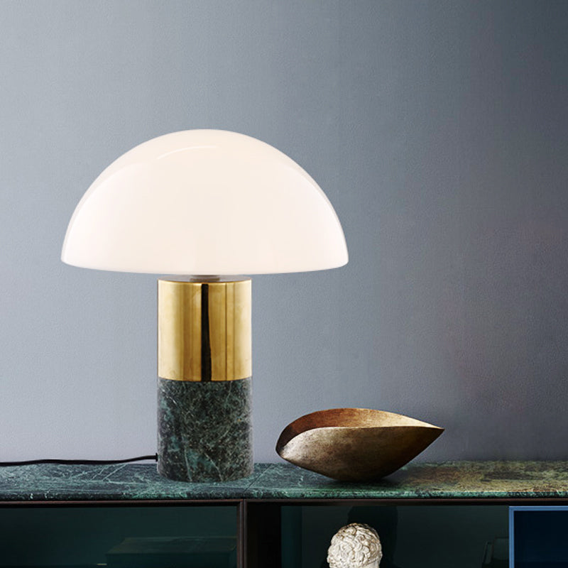 LumoSphere - Elegant kuppelbordslampe med mælkeagtig glasskærm