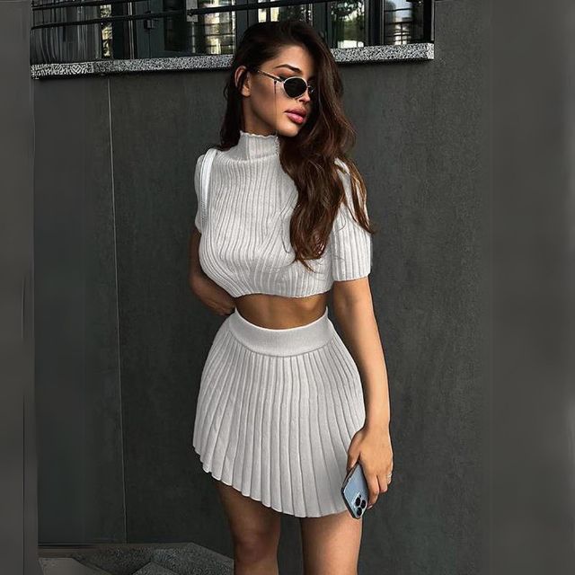 Kelly - Moderne Ribbed Crop Top og Plisseret Nederdel Sæt