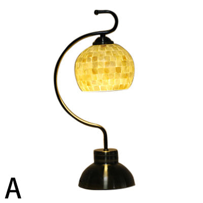 Glasstel – Elegant globusformet bordlampe med muslingemønster