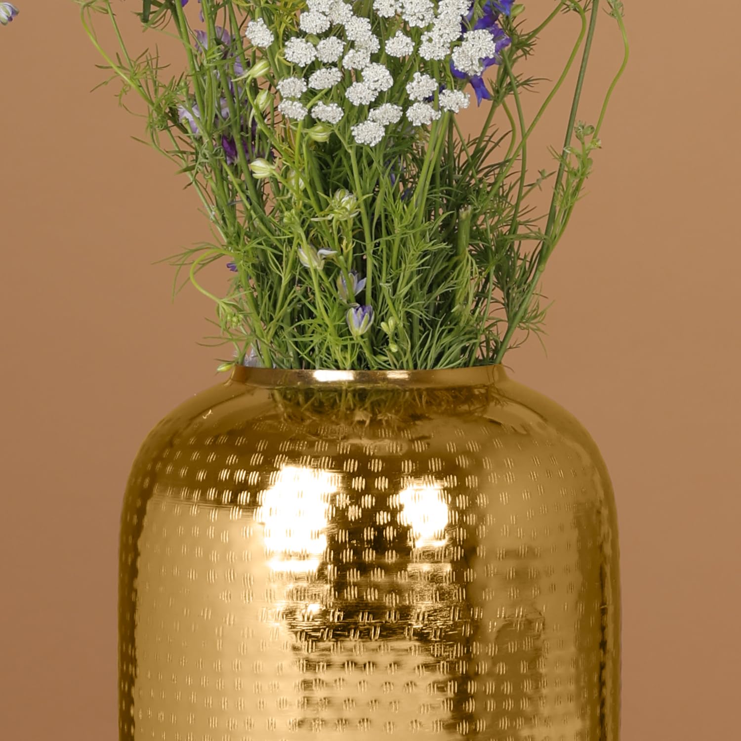 Aurevia – Elegancevase med gyldent blomsterdesign