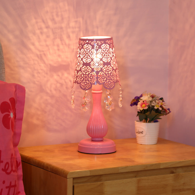 Crystallum – Elegant udskæringskegle natlampe