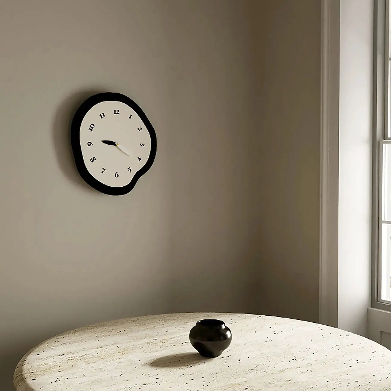 CalmChime - Moderne stille vægur med kunstnerisk form