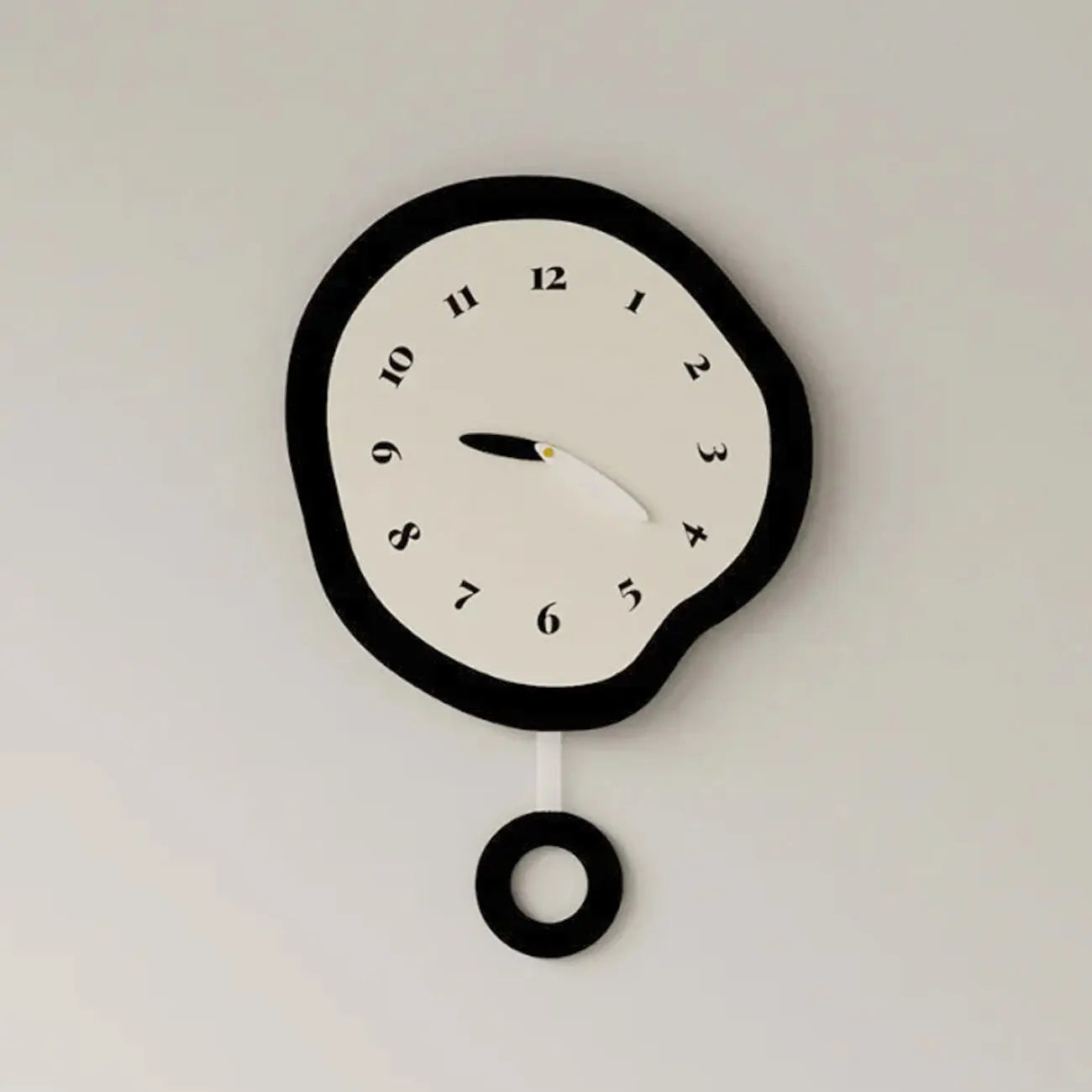 CalmChime - Moderne stille vægur med kunstnerisk form