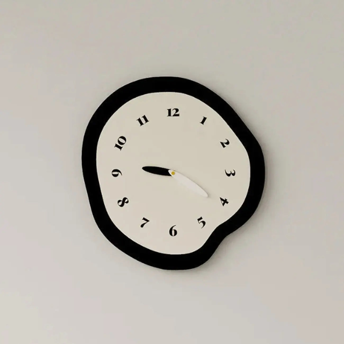 CalmChime - Moderne stille vægur med kunstnerisk form