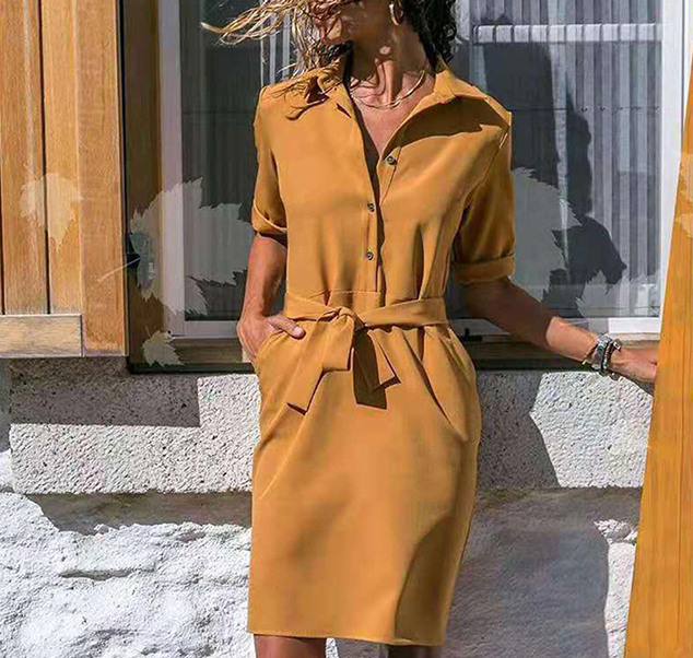 Delia - Elegant kjole med knapper