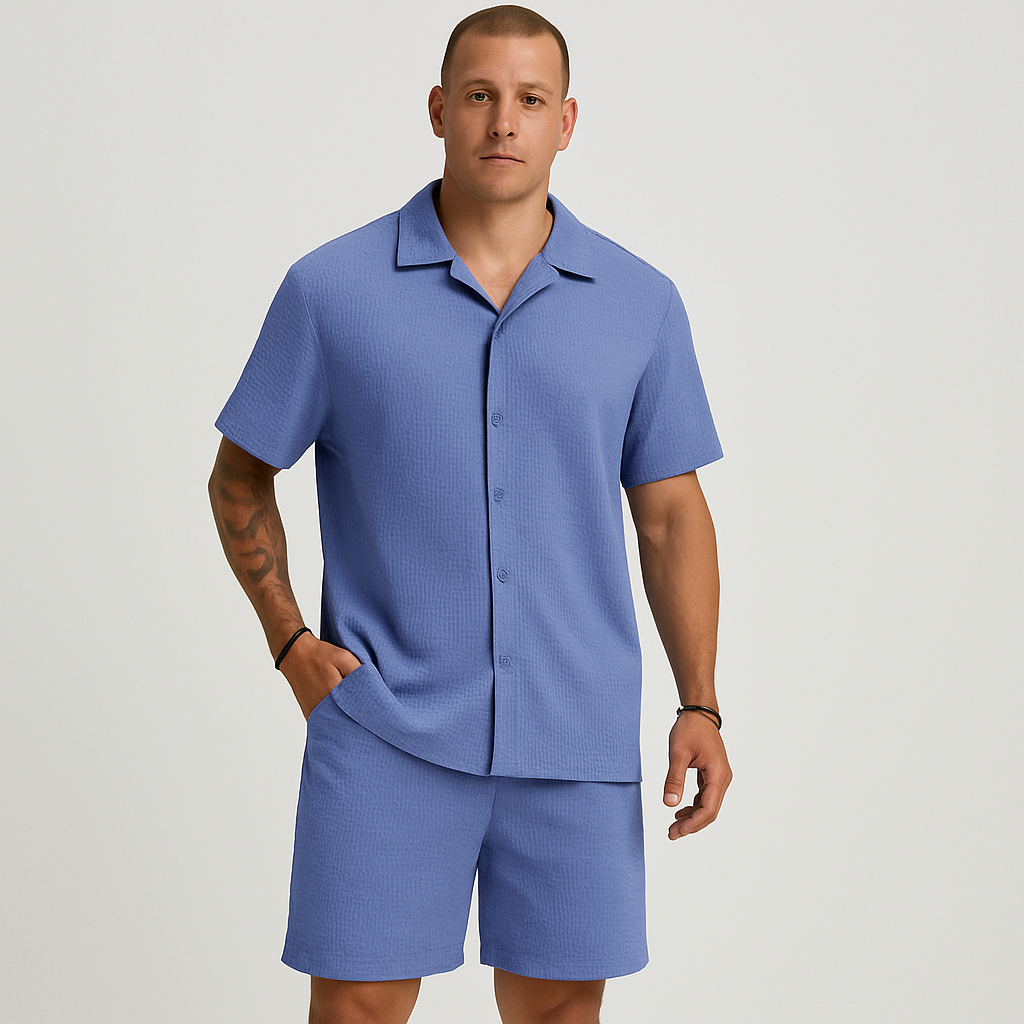 Herresæt med afslappet look – kortærmet skjorte med krave og teksturerede shorts med ternet snit
