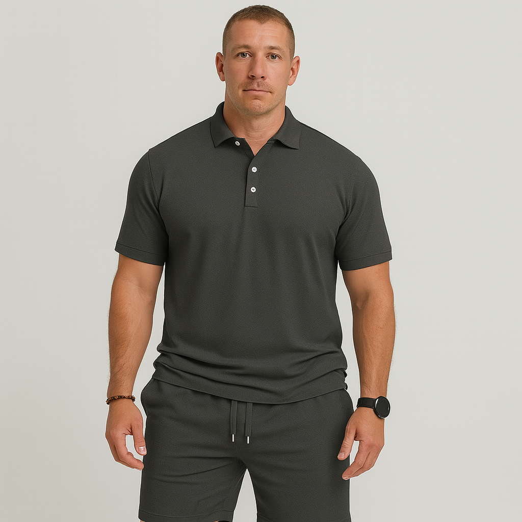 Herre sommer casual sæt – Let top med golfkrave og ensfarvede shorts med lommer