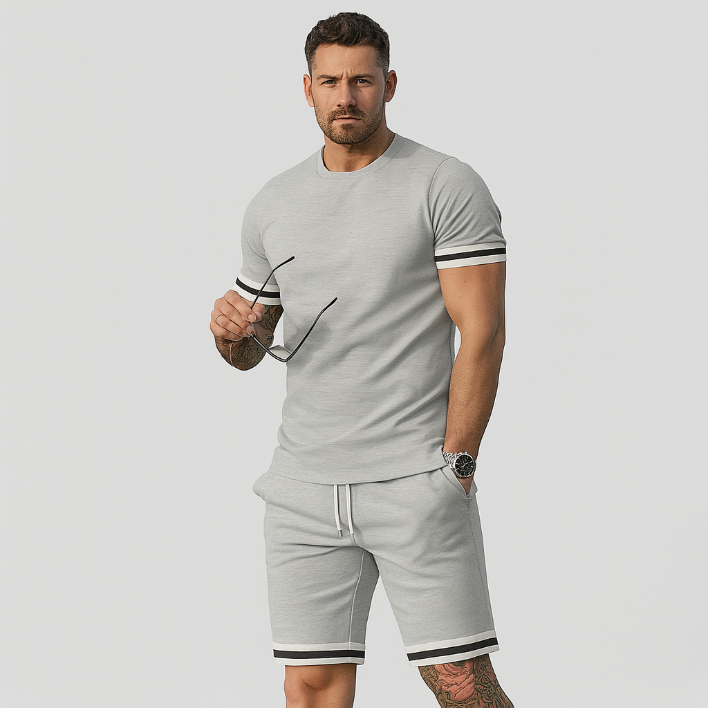 Nyt afslappet 2-delt herresæt – kortærmet T-shirt med rund hals og shorts med snøre i ensfarvet