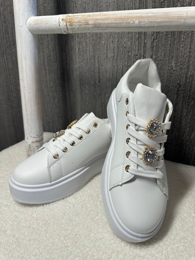 Synne - Hvide sneakers med gyldent tilbehør
