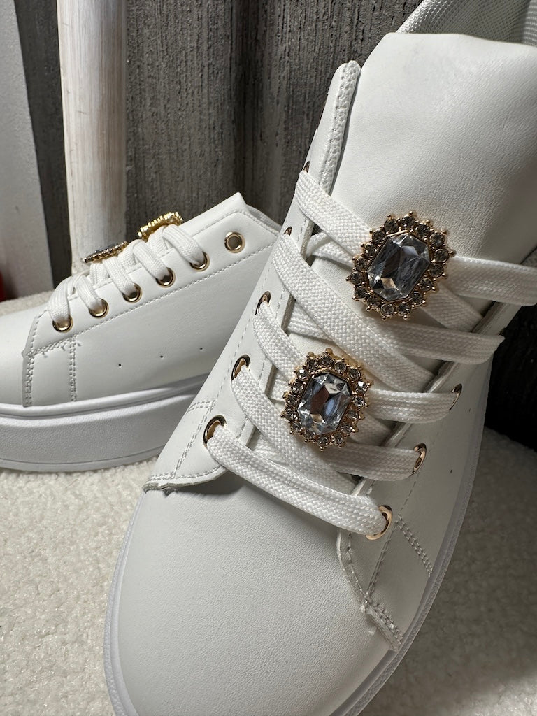 Synne - Hvide sneakers med gyldent tilbehør