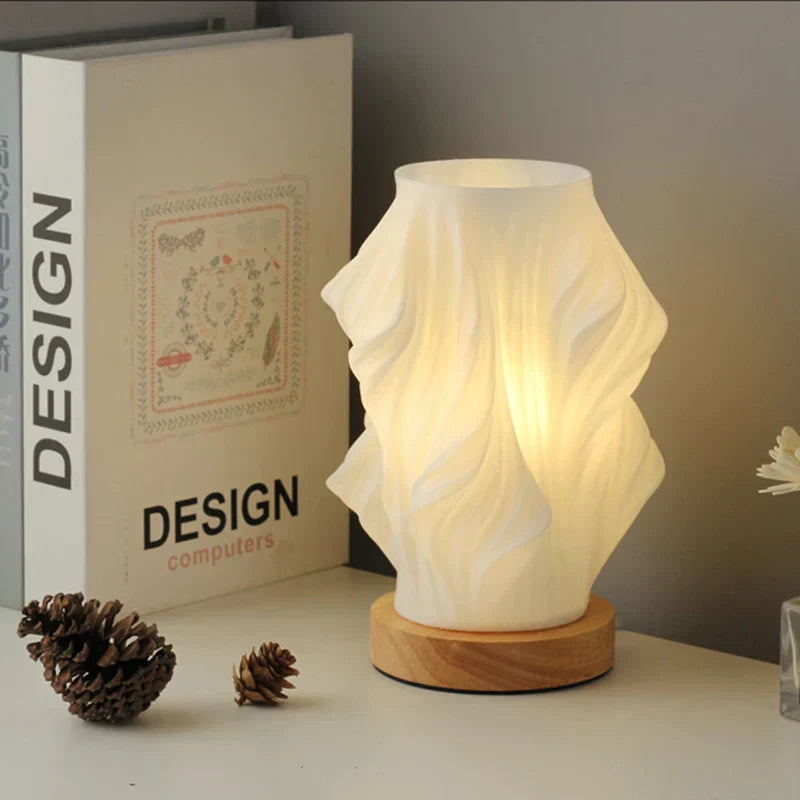 VelaLume - Pålidelig bordlampe med bølget skærmdesign