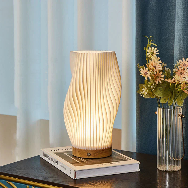 VelaLume - Pålidelig bordlampe med bølget skærmdesign