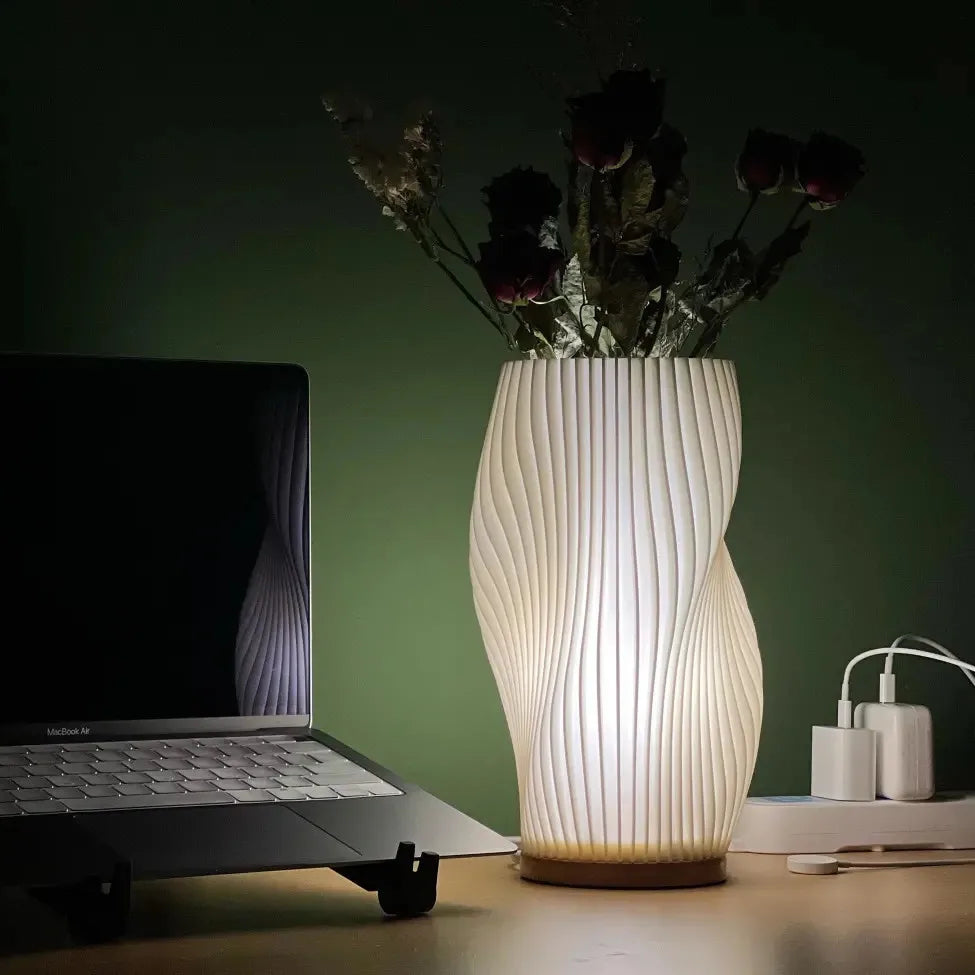 VelaLume - Pålidelig bordlampe med bølget skærmdesign