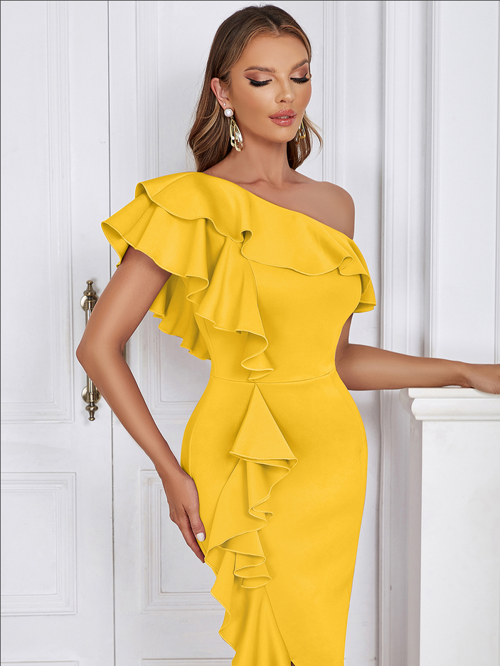 Sabine - Asymmetrisk bodycon-kjole med flæsekrave og midikjole
