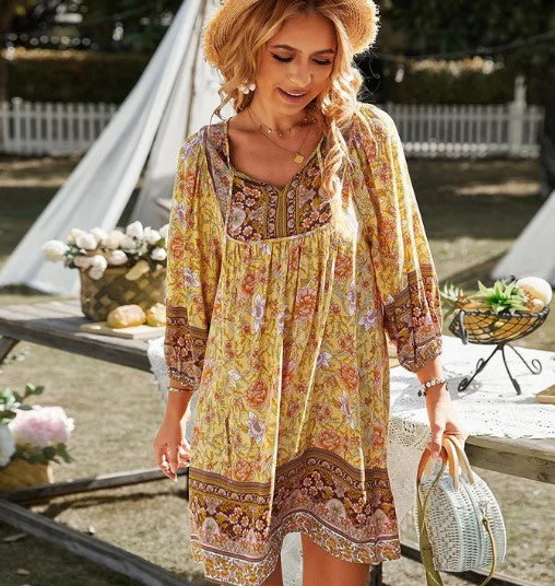 Nadia – Kortærmet boho-kjole med blomsterprint