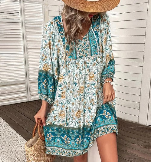 Nadia – Kortærmet boho-kjole med blomsterprint