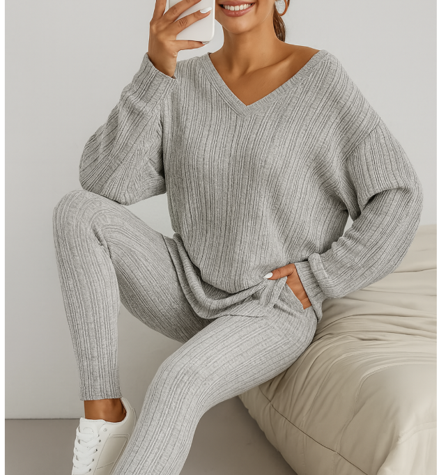 Ribstrikket damesæt i to dele – langærmet hættetrøje og skinny bukser – afslappet fritidsoutfit