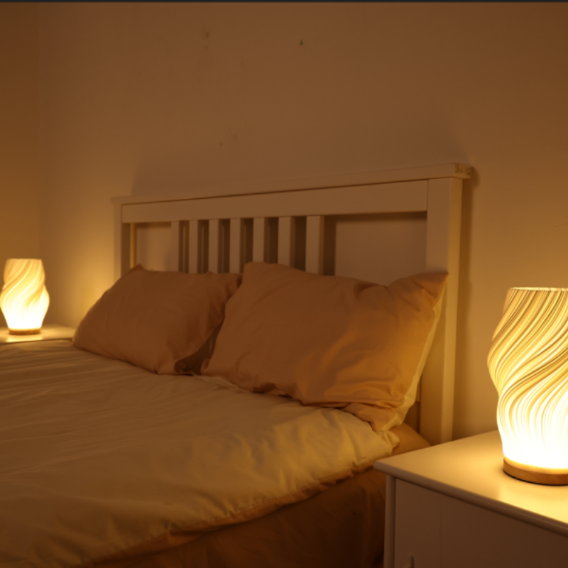VelaLume - Pålidelig bordlampe med bølget skærmdesign