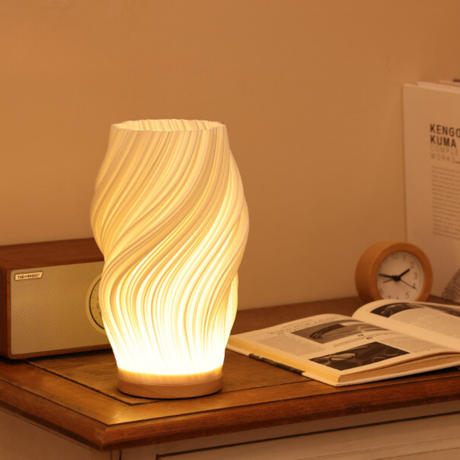VelaLume - Pålidelig bordlampe med bølget skærmdesign