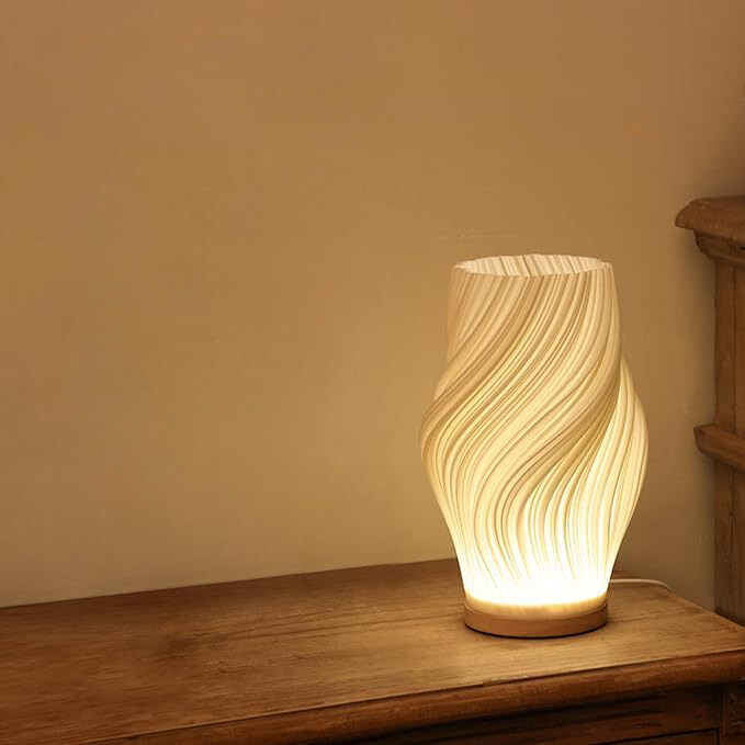 VelaLume - Pålidelig bordlampe med bølget skærmdesign