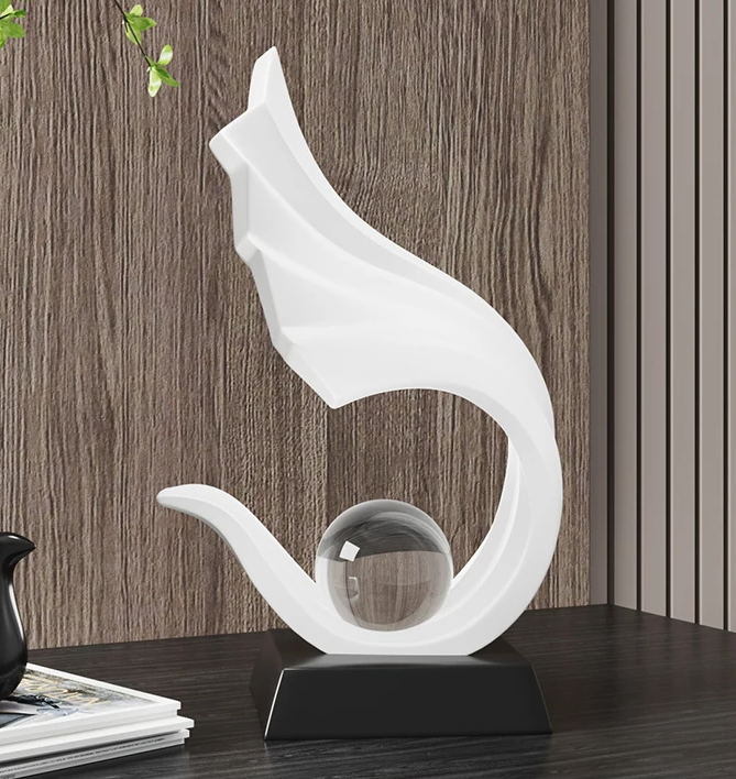 Orbelle – kunstnerisk abstrakt design med en krystalklar kugle